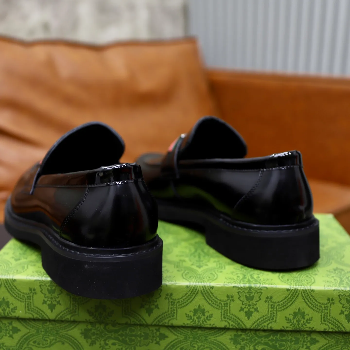 Ex-factory price: 540💰🙅‍♂️🙅‍♂️🙅‍♂️ Brand: GUCCI Standard code: Men's code 38-44 (45 can be customized) Grade: Same style as the official website Original order quality Material: Original cowhide surface Comfortable cowhide lining Original outsole Style category: Men's fashionable casual leather shoes Distinguished big-name luxury elements Top luxury Color: actual picture color